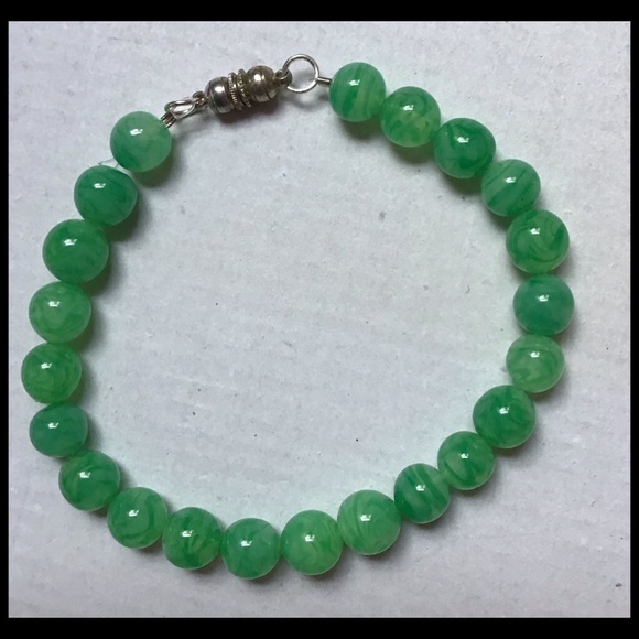 Handcrafted 7" Green Glass Bead Bracelet with Magnetic Clasp - Picture 2 of 7